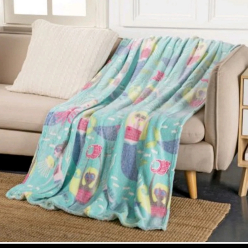 NWT Glow Throw Blanket Mermaid